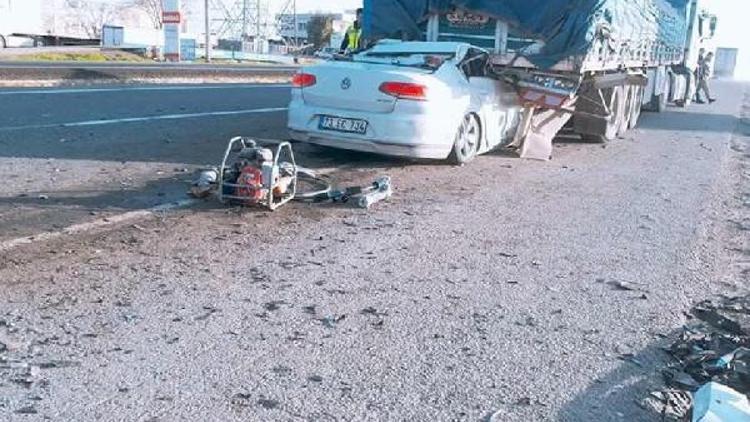 Otomobil, TIRın altına girdi: 1 ölü