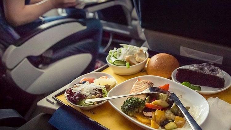 Neden uçakta yediğimiz yiyecekler daha tatsız gelir?