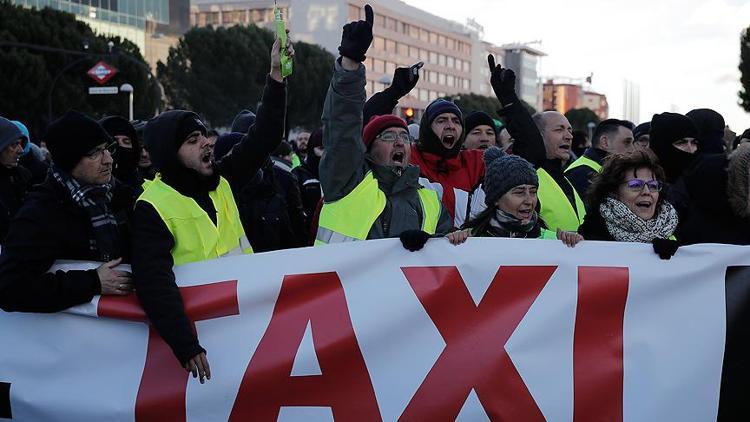 Madridde grevdeki taksiciler yolu kapattı, ortalık karıştı