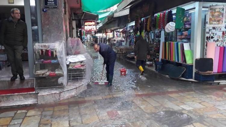 İzmirde şiddetli yağmur; tarihi çarşıdaki iş yerlerini su bastı