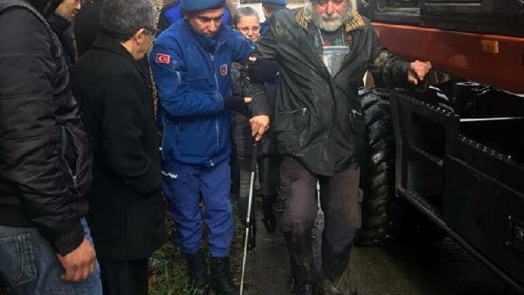 İzmirde şiddetli yağmur; yaşlı adamı jandarma kurtardı