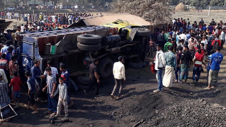 Bangladeşte kamyon işçi barakasına daldı, çok sayıda ölü var