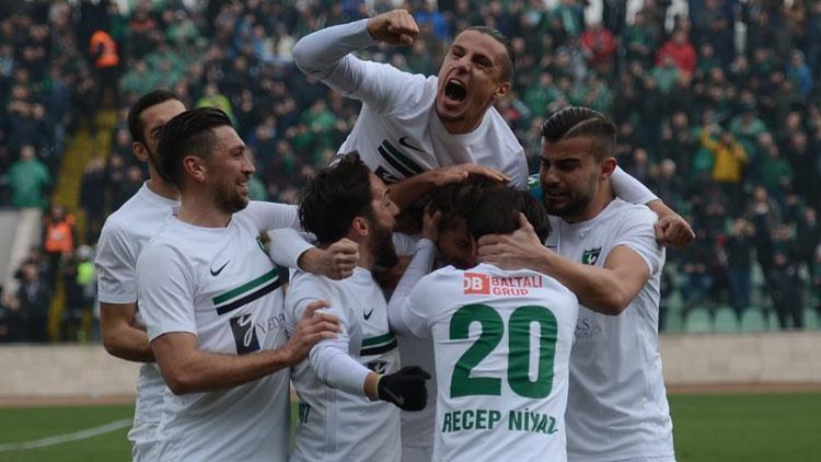 Denizlispor, Adana Demirsporu farklı yenip liderliğe yükseldi