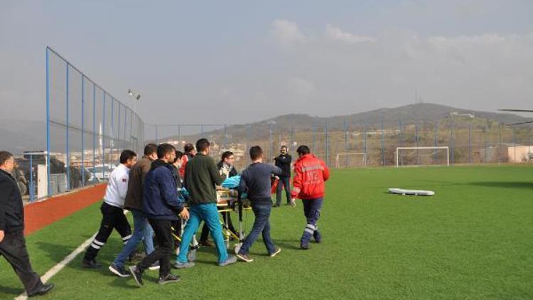 Ambulans helikopter, kazada ağır yaralanan sürücü için maç oynanan sahaya indi