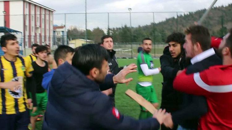 Maçta kavga çıktı Sopayla futbolculara...