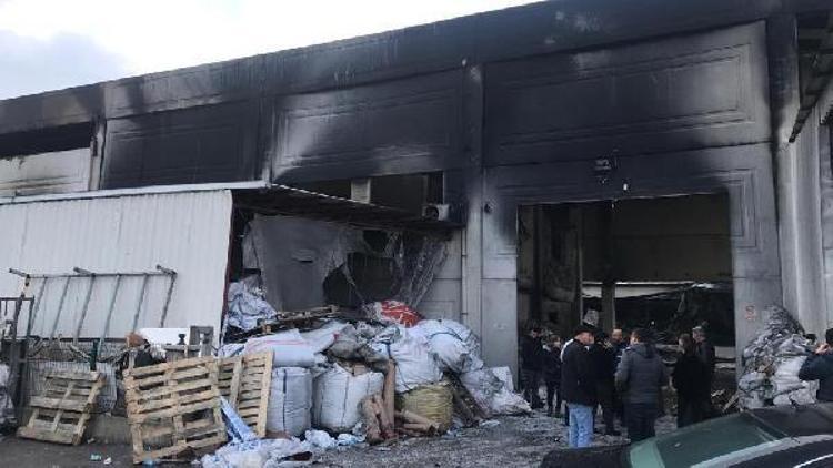 İzmirde, sanayi bölgesindeki yangında 6 işletme zarar gördü
