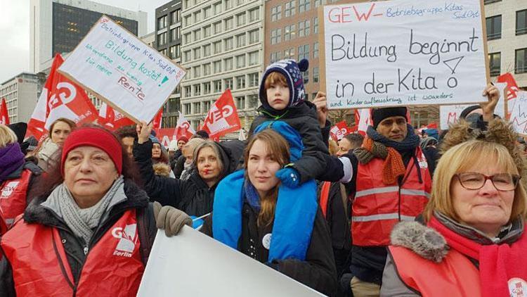 Eğitmenler uyarı grevi yaptı,10 binlerce çocuk yuvasız kaldı