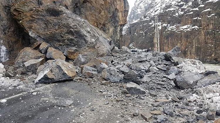 Hakkari-Çukurca karayolu dev kayalar düştü