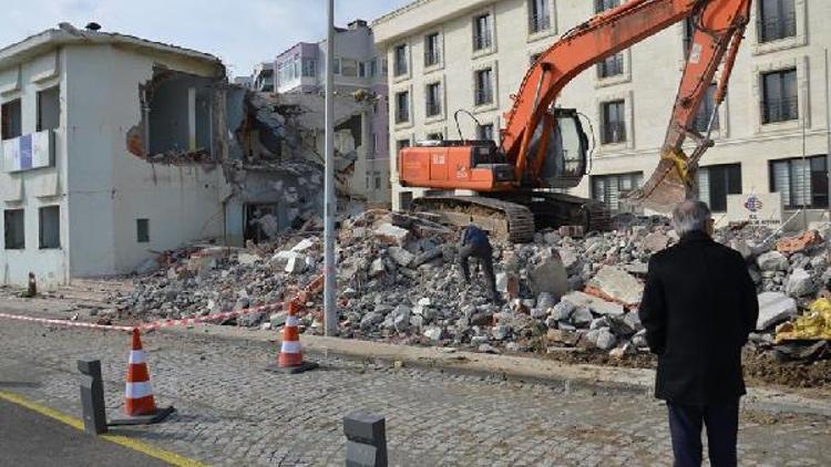 Gelibolu Belediyesine devredilen eski Kıyı Emniyeti binası yıkıldı
