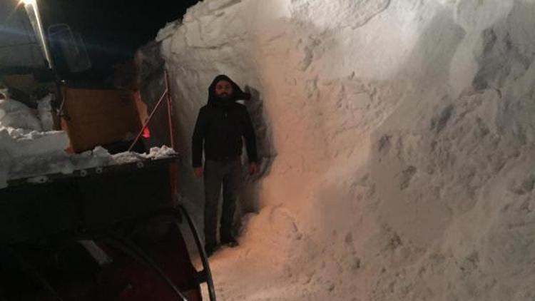 Karlıovada kardan kapanan karakol yolu açıldı