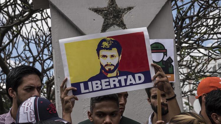 Venezuelada gözler yeniden sokakta