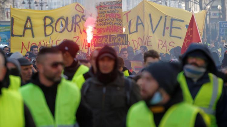 Sarı yeleklilerin gösterilerindeki şiddet Parisin dışına taştı