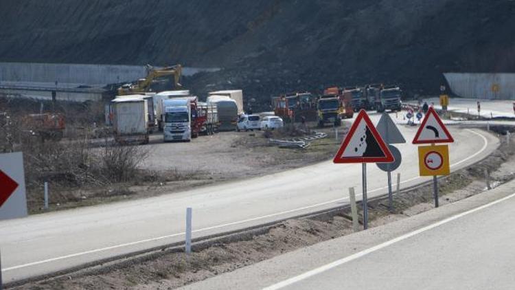 Tokatta heyelan nedeniyle karayolu kapandı (2)