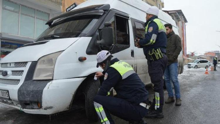 Hakkaride polisten kış lastiği takan sürücülere teşekkür