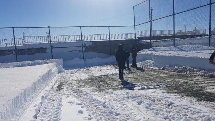 Karlıovada sentetik sahadaki kar temizlendi, sporcular teşekkür etti