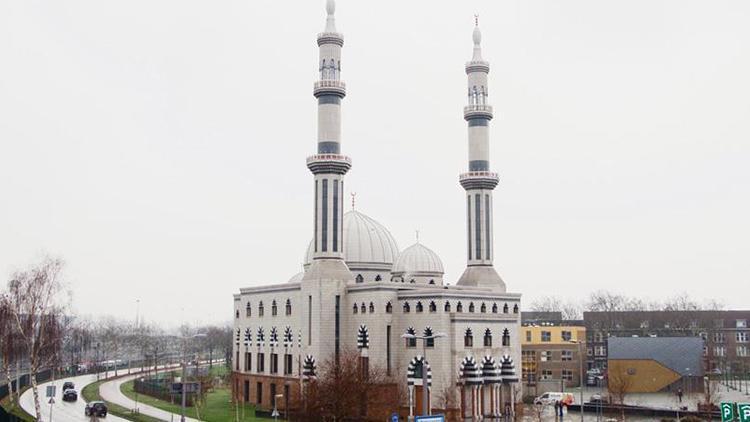 Hollandada Müslüman siyasetçilerden tüm camilerin korunması talebi
