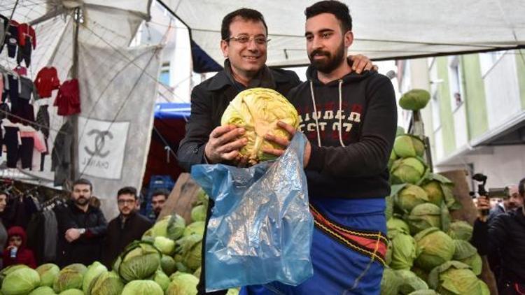 Ekrem İmamoğlu semt pazarında lahana sattı