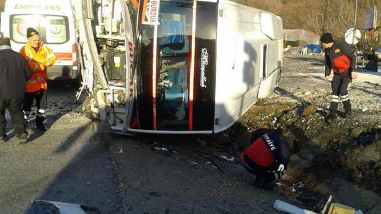 Burdurda yolcu midibüsü, şarampole devrildi: 6 yaralı