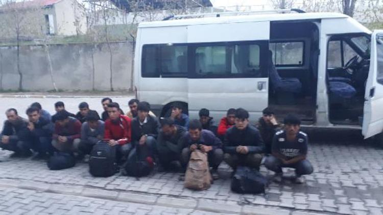 14 kişilik minibüste, 32 kaçak göçmen yakalandı