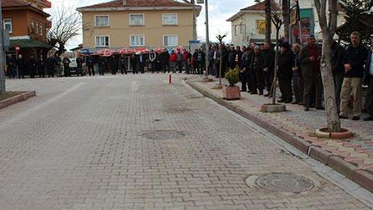 200 kişi yan yana durup sıraya girdi... Metrelerce kuyruğun nedeni ise...