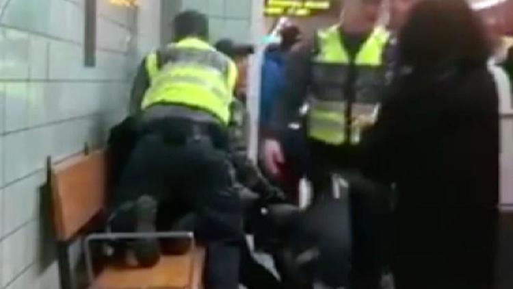İsveçte hamile siyahi kadına metro görevlilerinden şiddet