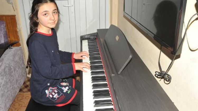 Gizem, hayalini kurduğu piyanoya kavuştu ama eve sığdırmakta zorlandı