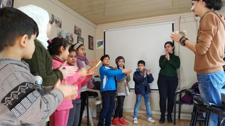 Üniversiteliler, Suriyeli çocukları oyunlarla eğitiyor