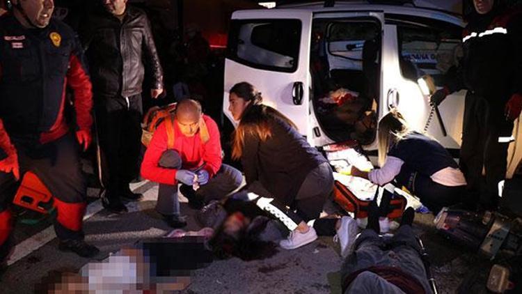 Adanada yolcu otobüsü ile hafif ticari araç çarpıştı: Ölüler ve yaralılar var