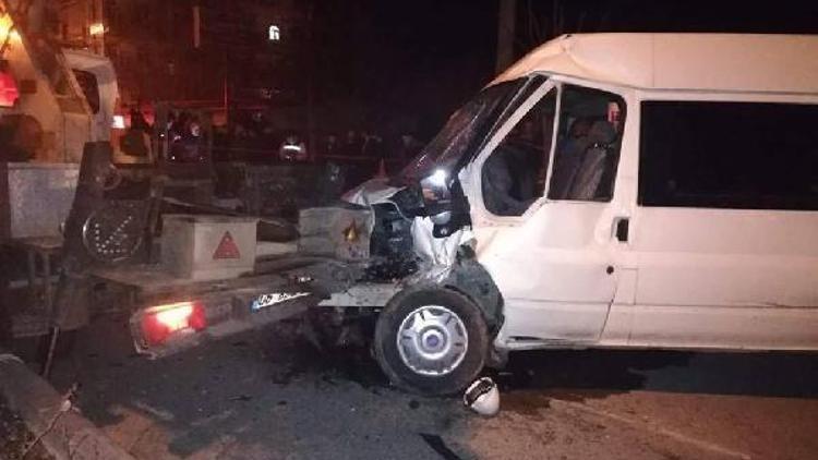 Minibüs, vinçli elektrik bakım aracına çarptı: 1 ölü, 2 yaralı