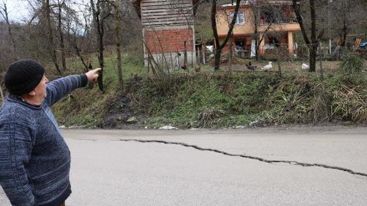 Gölköy- Fatsa yolunda heyelanlar nedeniyle çatlaklar oluştu