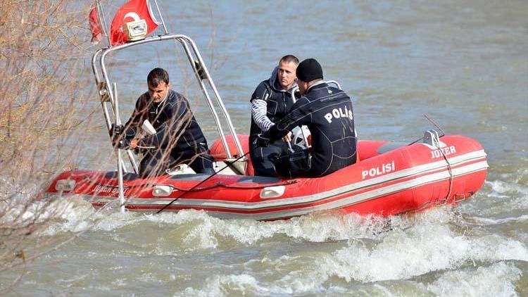 ‘Derede akıntıya kapılan otomobilde 4 çocuk olabilir’