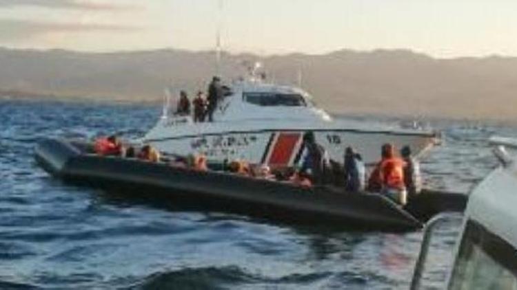 Dikilide lastik botta 47 kaçak göçmen yakalandı