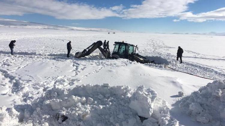 İş makinesinin tekerleri, donan Çıldır Gölünde buza saplandı