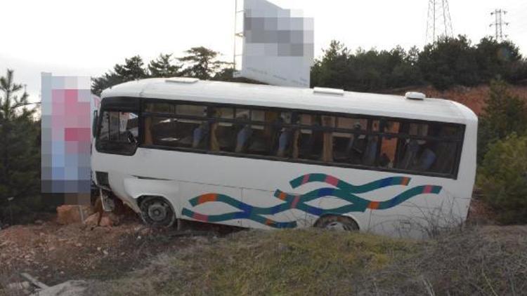 Otomobille çarpışan servis midibüsü reklam panosuna çarptı: 12 yaralı