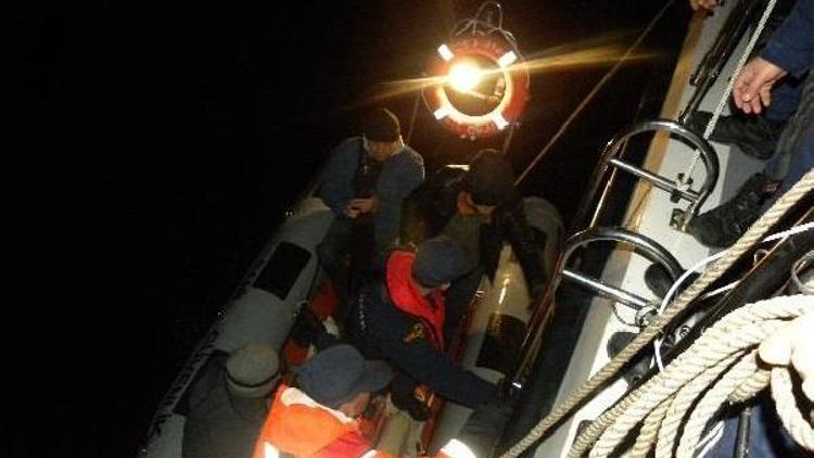 Kadıköyde teknede mahsur kalan 17 kişi kurtarıldı