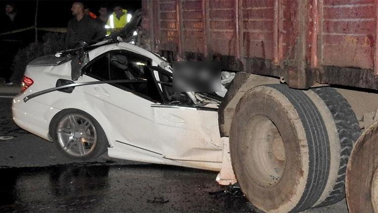 İzmirde feci kaza: Kamyona arkadan çarptı...