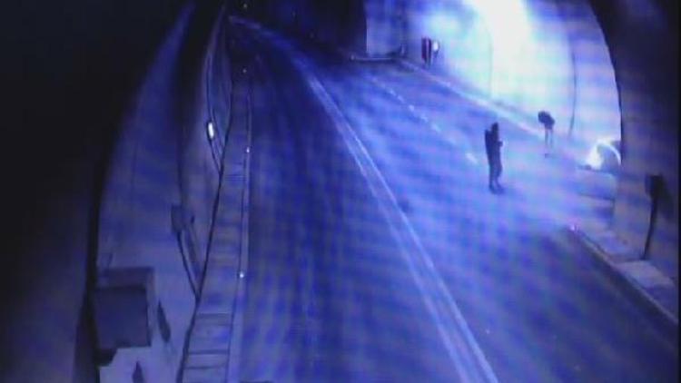 Tünelde 2 kişinin yaralandığı kaza kamerada