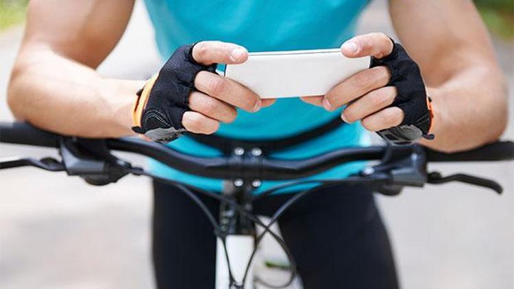 Hollandada bisiklet sürerken telefon kullananlara ceza
