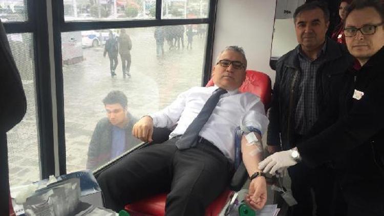 Vali Şimşek’ten Lösemi hastası Ahmet Arif için kan bağışı