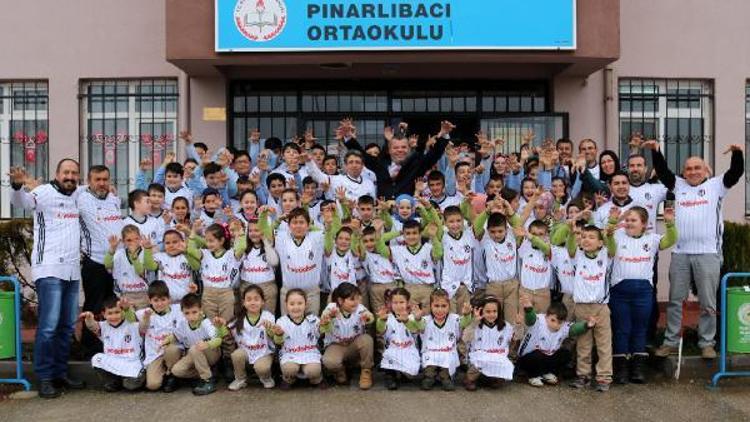 İlkokul öğrencilerine Beşiktaş forması hediye edildi
