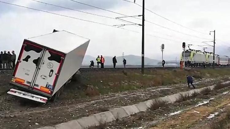 TIR demir yolunu kapattı, makinist treni son anda durdurdu