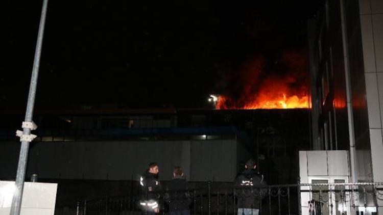 Kağıthanede iş merkezinin çatısında yangın çıktı