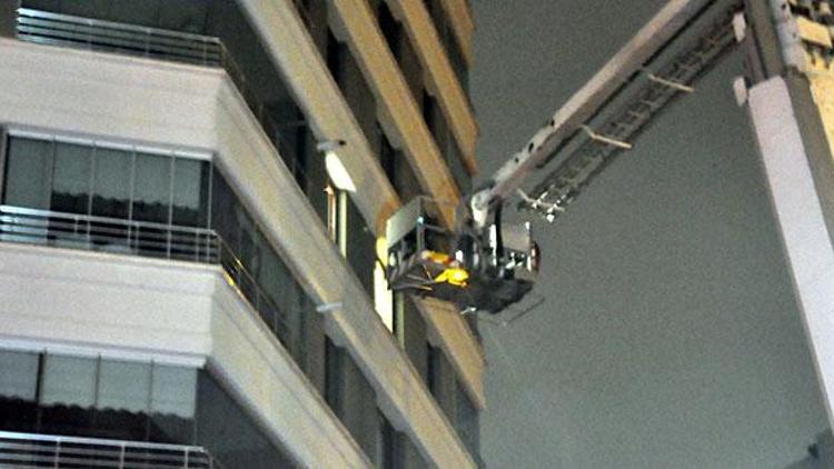 Rezidansın balkonunda mahsur kalan gençler kurtarıldı