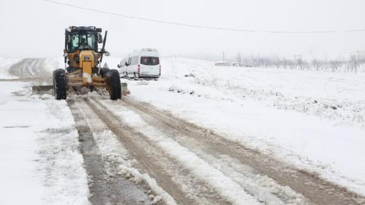Elazığda 98 köy yolu kardan kapandı