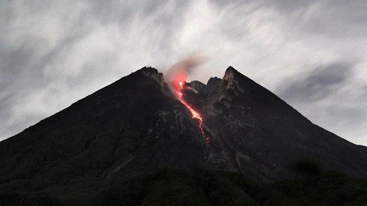 Endonezyada yanardağ nedeniyle yüzlerce kişi mahsur