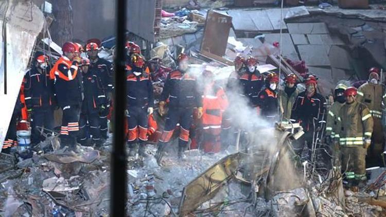 Kartal’da çöken binanın enkazında arama kurtarma çalışmaları devam ediyor