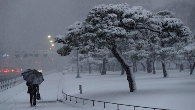 Japonya’da kar yağışı hava trafiğini etkiledi, 100 uçuş iptal