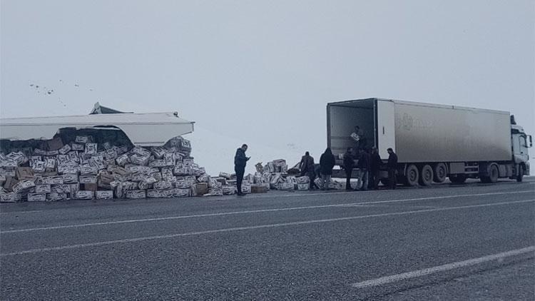 Sisten dolayı tırlar çarpıştı, muz kutuları yola saçıldı