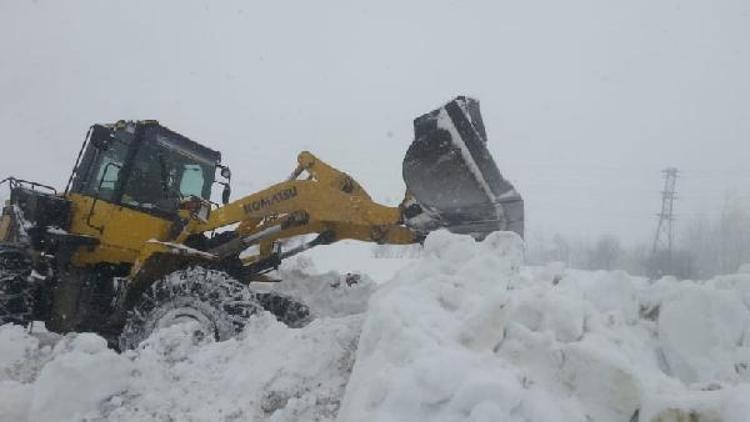 Hakkaride 199 yerleşim biriminin yolu kardan kapandı