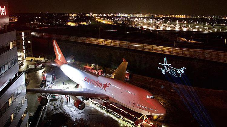 Hollandada otel bahçesine konulacak uçağın transferi tamamlandı